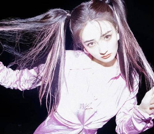 发型|徐璐始终不忘少女感？彩色双马尾配荧光粉套装，女团感十足
