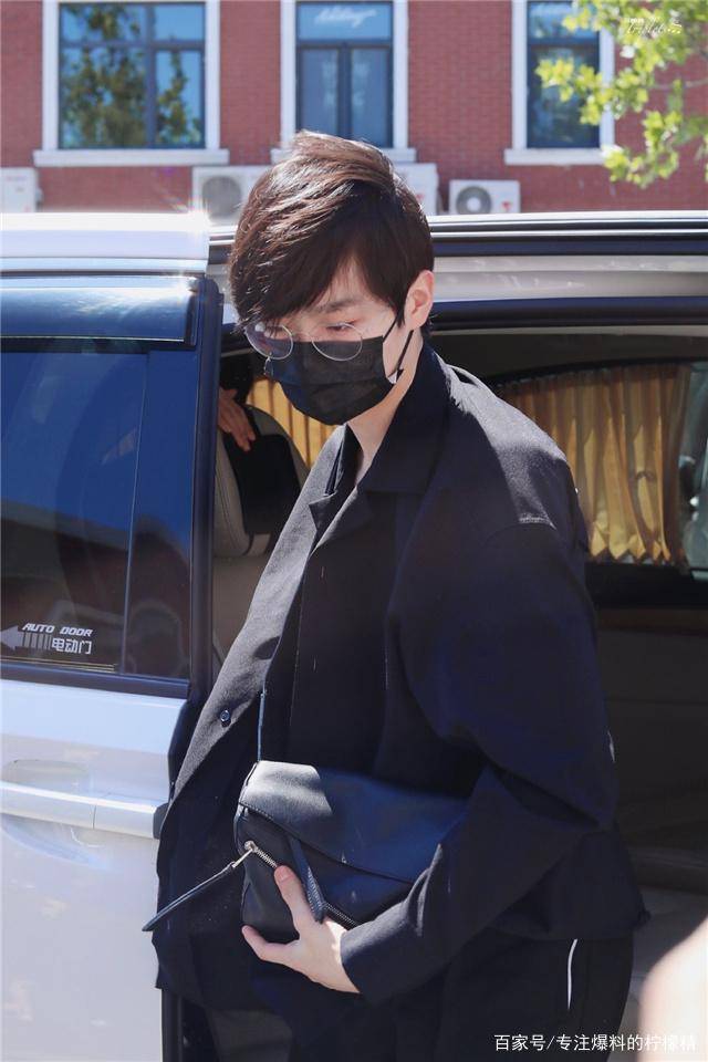 米卡|INTO1成员穿搭超撩人！刘宇酷飒，力丸可爱，米卡港风十足！