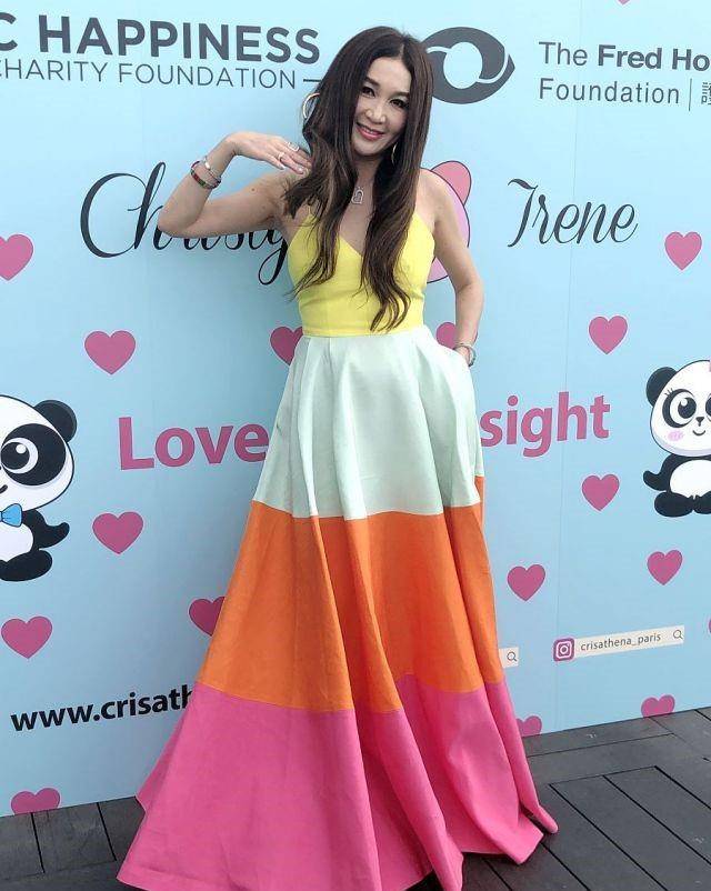 上半身|温碧霞自信过头了，54岁还敢穿低领吊带裙，身材干瘪却很有女人味