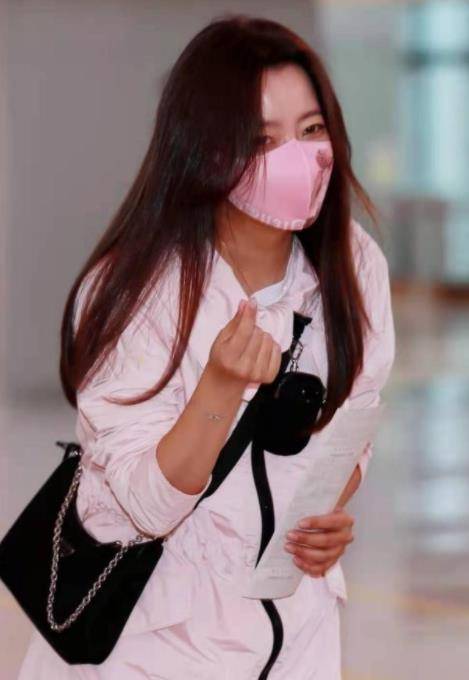 颜色|金喜善原装脸就是美！粉色休闲外套穿出时髦感，清纯减龄像中学生