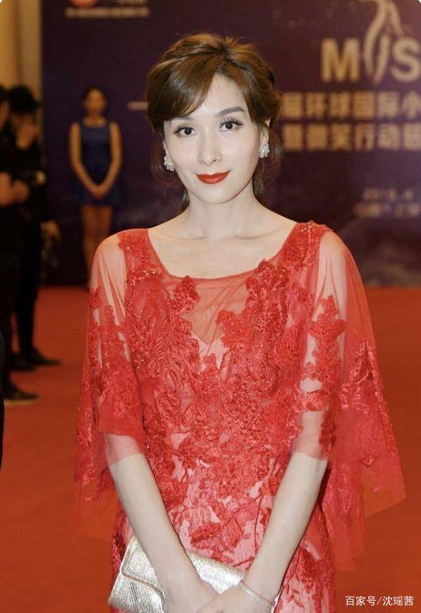 设计|46岁杨恭如穿红色薄纱裙亮相，单身也过得很潇洒，这气质状态超好