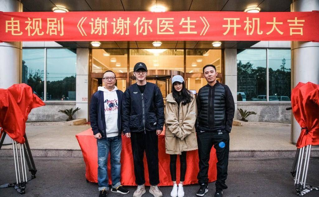 新造型|33岁杨幂新造型帅过“交警叔叔”，穿皮衣马丁靴，被开罚单也开心