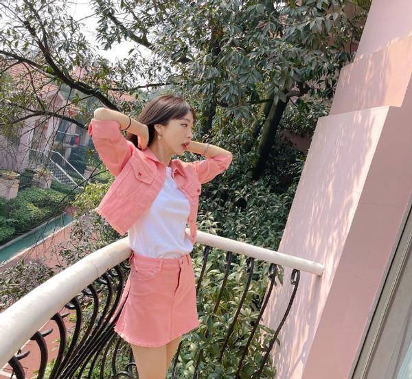 整体|李菲儿品味真不俗！穿奶奶衫配奶奶裤，看似老土，实则慵懒又高级
