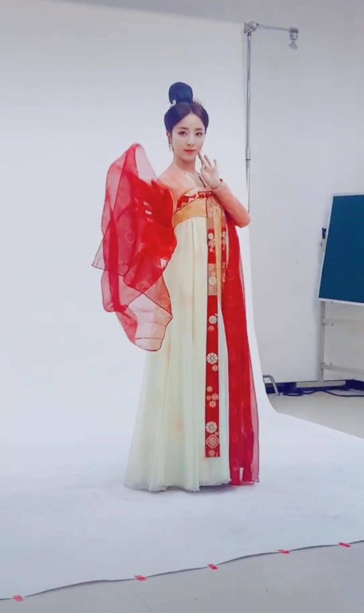 李思思|央视主持李思思上班拍片好惊艳,穿古装美成嫦娥,身段苗条太出众