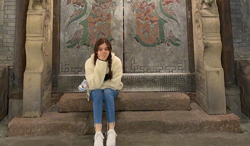 张含韵|张含韵真孝顺携妈妈旅行，妈妈穿网纱裙比女儿还漂亮，母女似姐妹