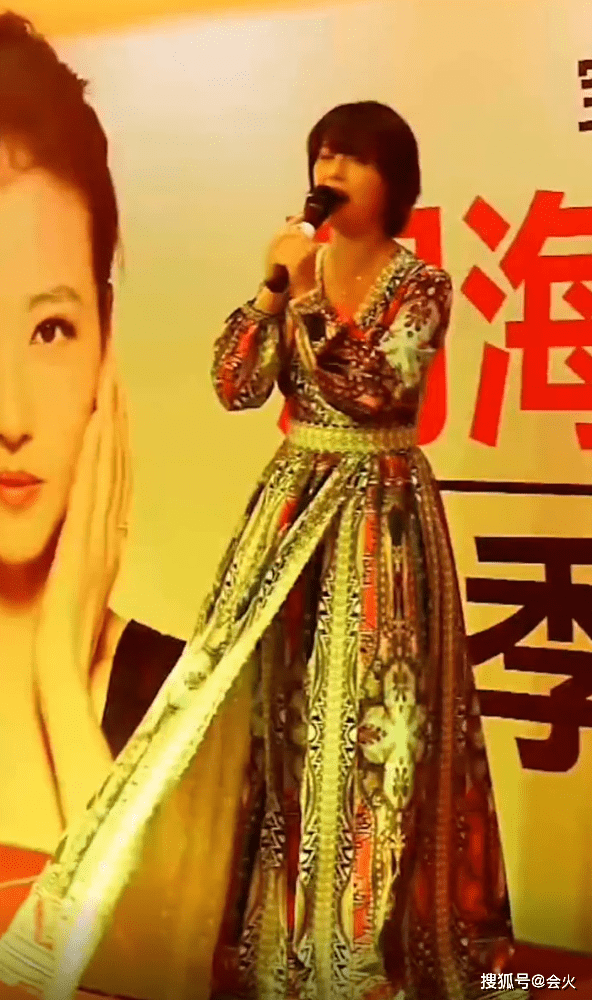 好身材|54岁周海媚商演被偷拍，穿深V长裙秀好身材，脖颈修长看不见颈纹