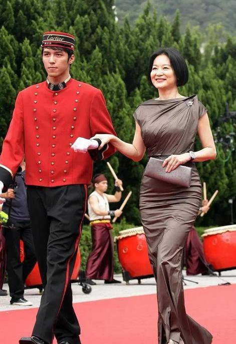 服装|林青霞太任性，皱巴巴的裙子都敢拿来穿，不仅不丑，意外雅致高级