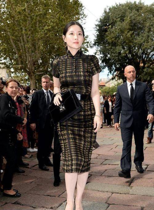 贵妇|50岁李英爱越看越美，穿旗袍裙满身贵妇气质，不愧是氧气美女