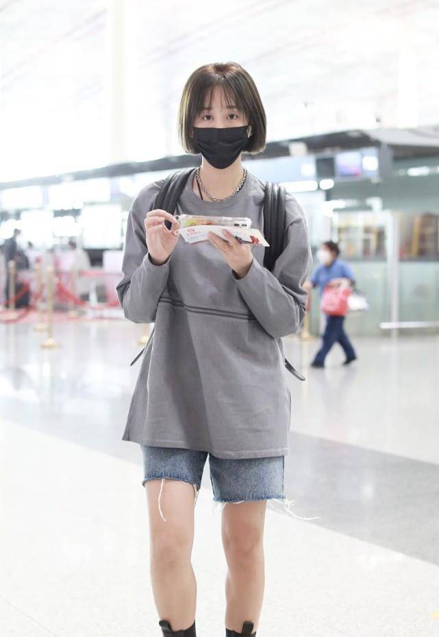 曲线|海陆一身妹妹气质，学生短发配男友风T恤，娇小曲线真惹人心疼
