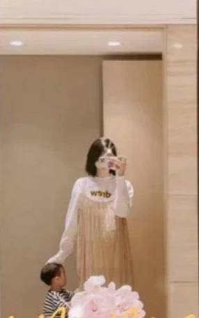 账号|奚梦瑶挺孕肚和儿子自拍，二胎孕肚超明显，身材变化却不大