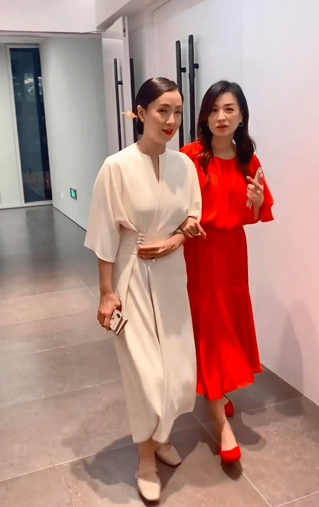 显得|拍到陶虹素颜，颜值身材还不如素人，包装一下就这么气质漂亮了！