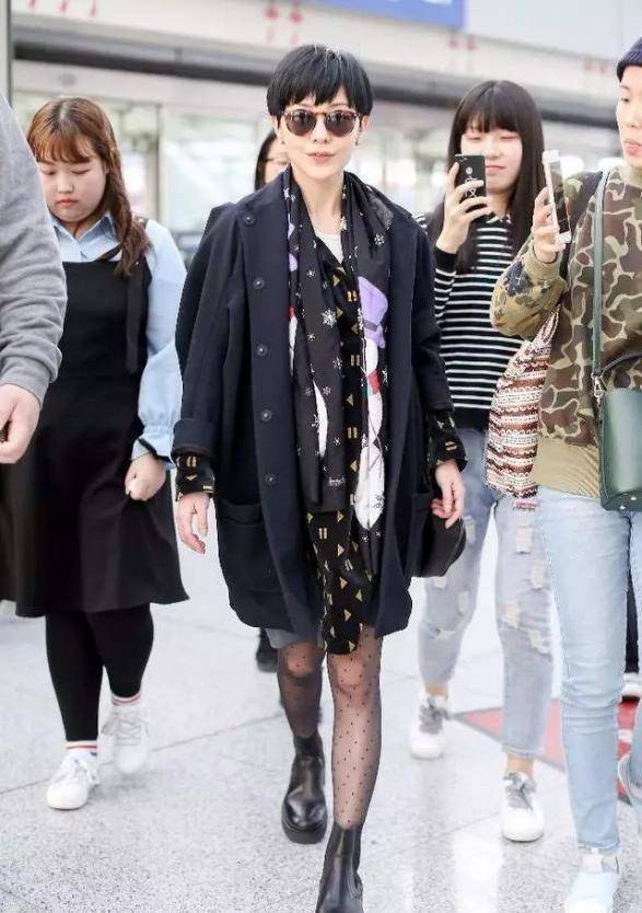 廓形|郭采洁真敢穿，长款衬衫配“蛇皮裤”，158身高穿出168气场