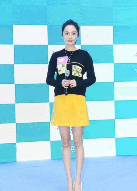 黑色|杨幂带火了反季节穿衣，夏天穿毛衣配短裙，“上厚下薄”太时髦