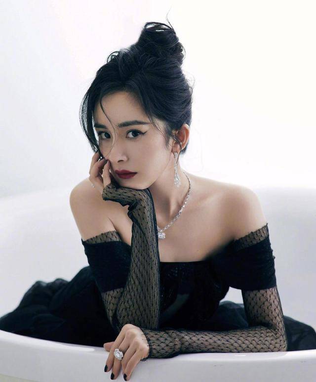 黑色|拾光盛典女明星人均一字露肩礼服,迪丽热巴再次脱颖而出!!