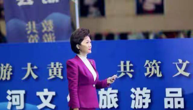 身材|央视主持海霞身材有多好,穿刺绣旗袍秀马蜂腰,女生看了酸到不行