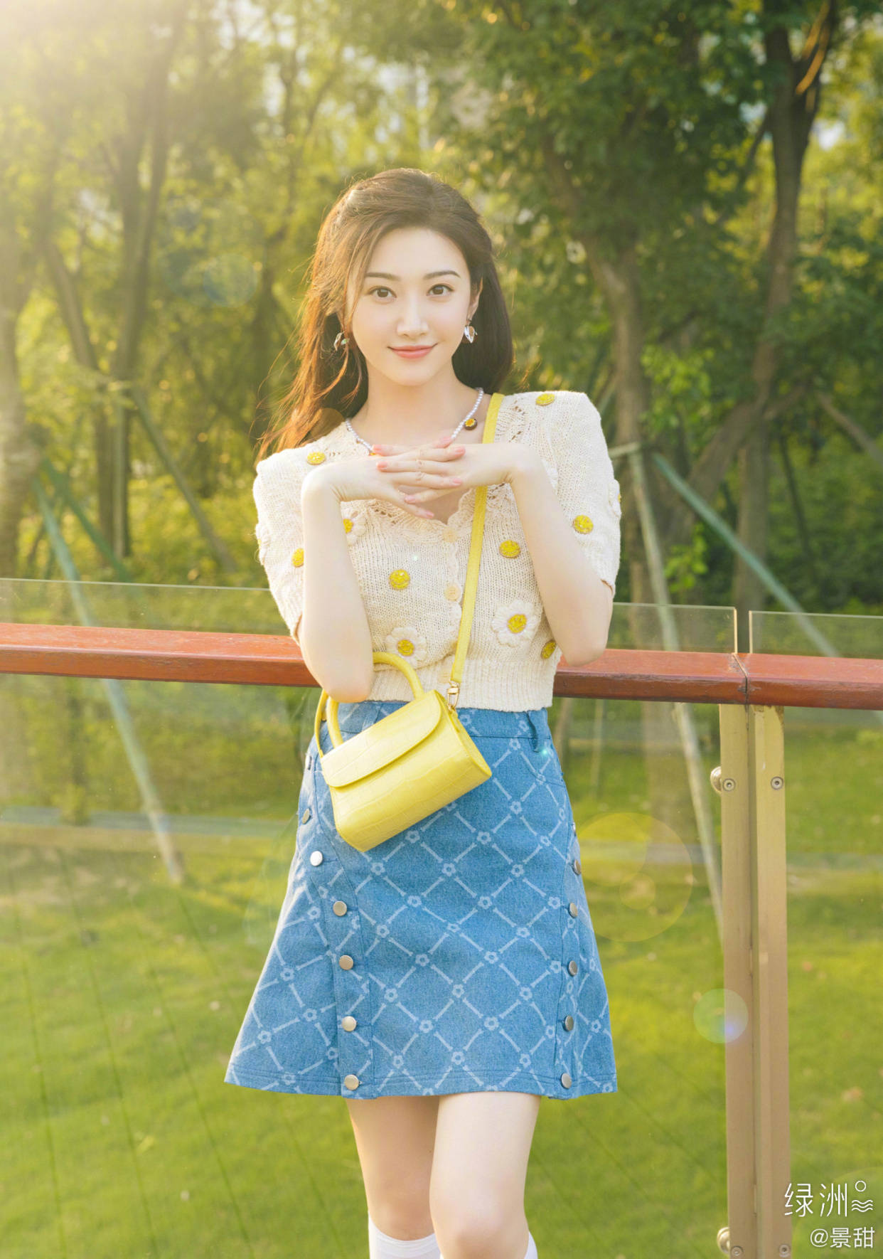 自拍|女明星拍照的两种状态,摆拍妆容精致还精修,自拍素颜且直男角度