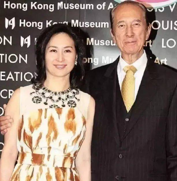 服装|58岁的何超琼不服老，穿粉色的连衣裙走公主风，脸色红润气质好