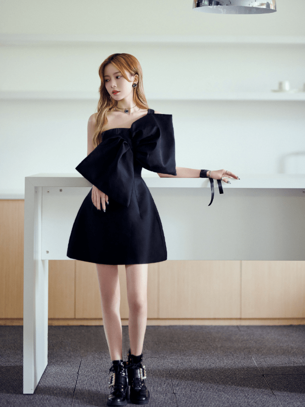 原创陈卓璇走红后太敢穿大胆挑战儿童肚兜秀出爱豆腰简直了