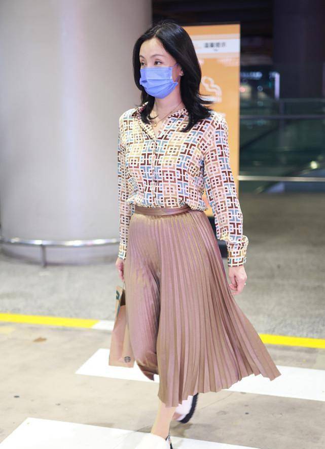 陶虹|陶虹也难逃“中年发福”,衬衫配百褶裙好优雅,但小腹有点突出