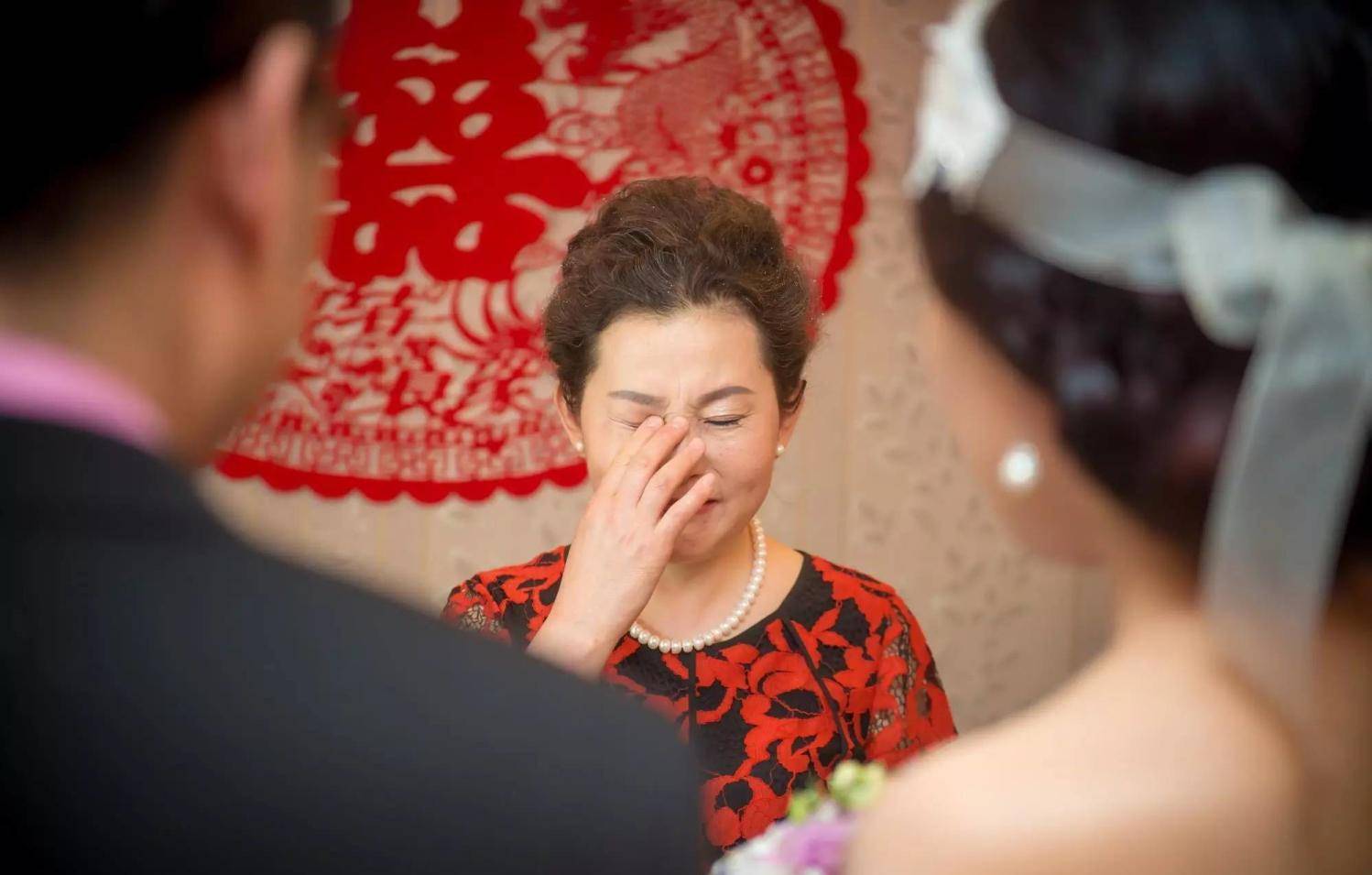 女儿出嫁后,父母在女儿心中的地位一下子就降了两级以上,而至于兄弟
