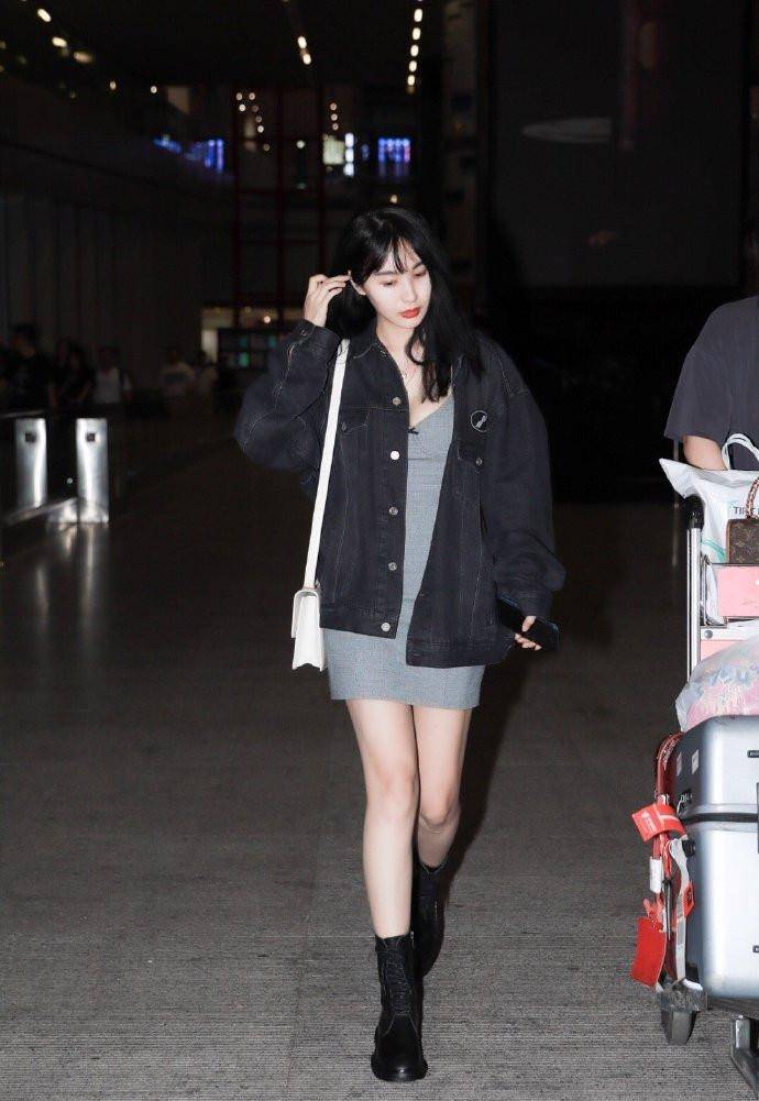 身材|32岁李菲儿终于穿吊带裙，配短靴好靓丽，这身材娱乐圈都罕见