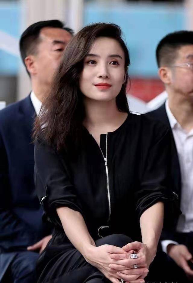 实力派|宋佳气质确实高级，极简连衣裤打扮也这么气场，到底是实力派女星