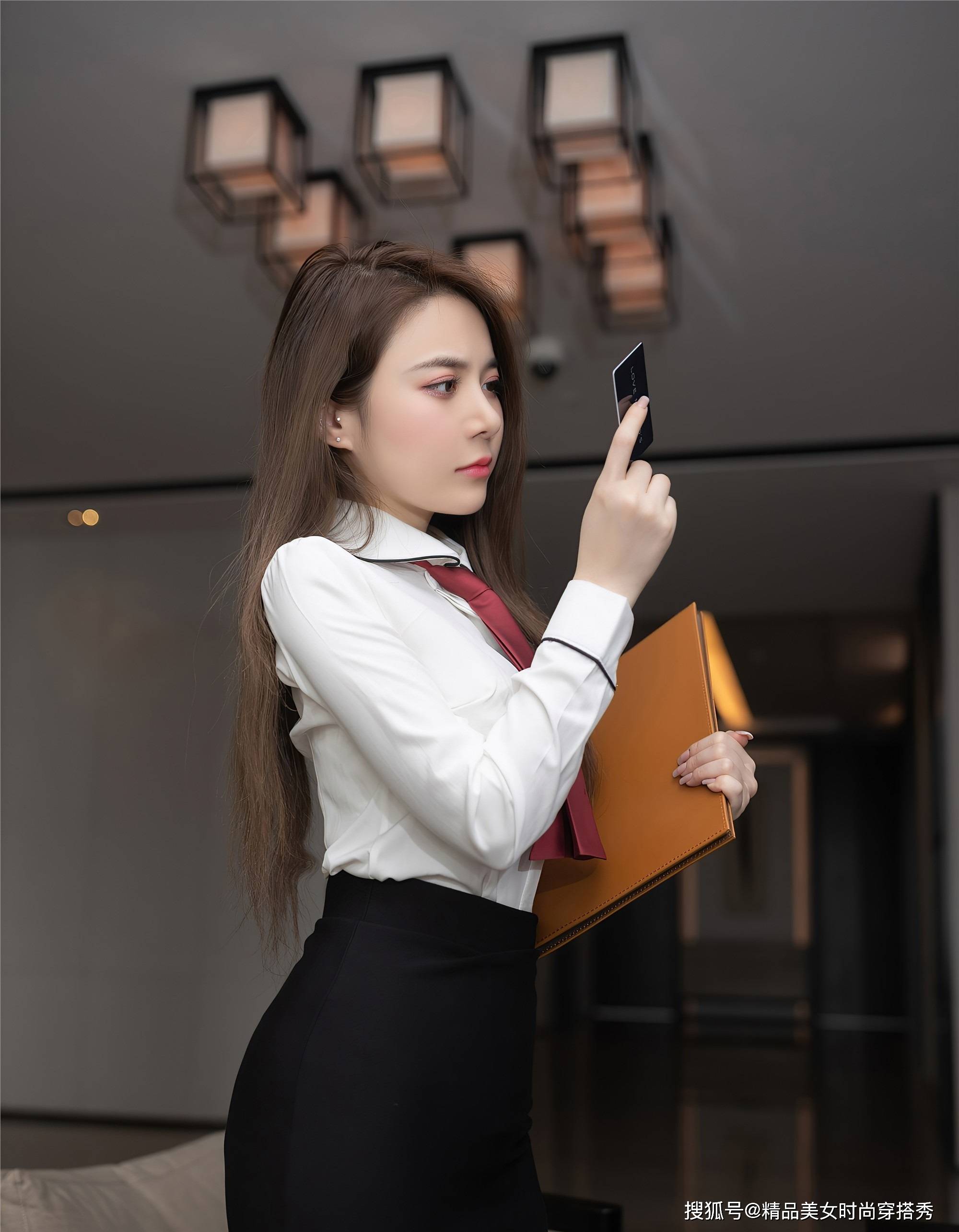 黑色|气质十足的职场穿搭，让你做职场时尚女王