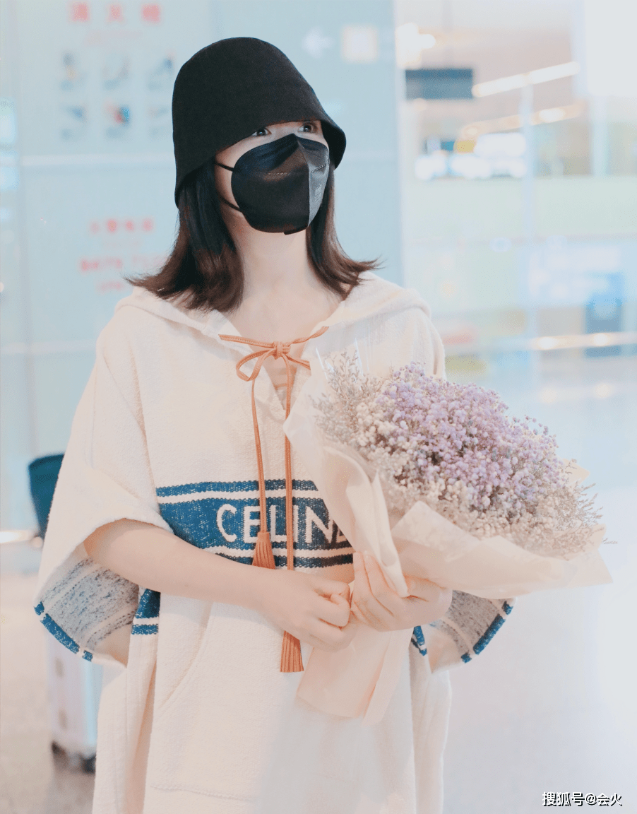 羊角辫|谢娜复工后现身机场，一身运动装搭配拖鞋，扎两个羊角辫活力满满