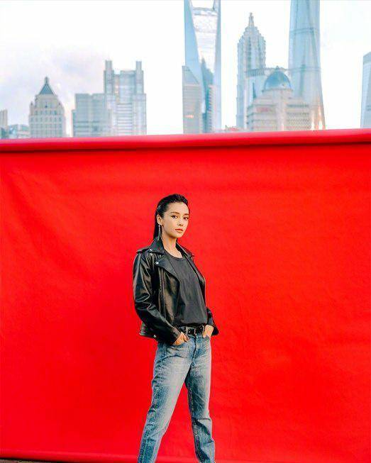 设计|杨颖绝美礼服造型，穿网纹镂空鱼尾裙高贵又妩媚，尽显女神高颜值