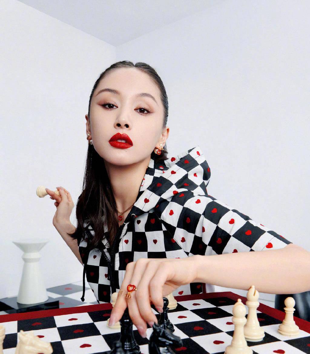 棋盘|王子文好酷，穿黑白棋盘格纹连衣裙复古有型，白色网袜实力抢镜