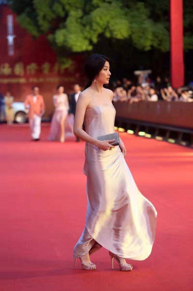 腋窝|陈慧琳身材真赞，穿贴身无痕裙不见一丝赘肉，人到中年反而未走样！