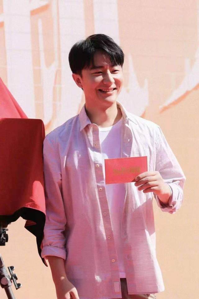 条纹|白百何拿回电视一姐排面!新剧搭档黄轩未播先火,穿短袖灵气不减