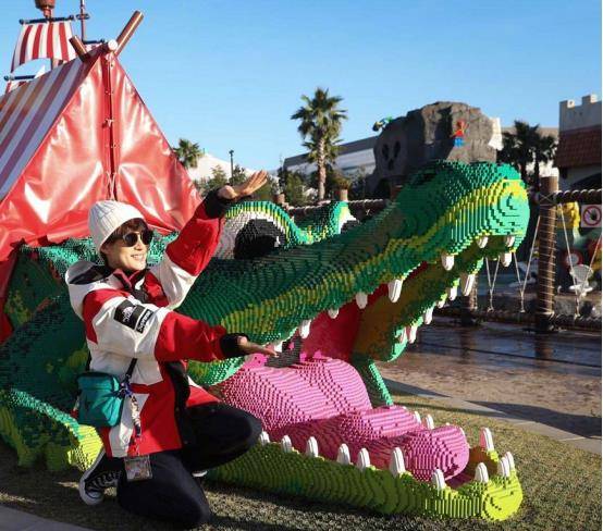 样式|孙俪携儿女一同出游,身着千元外套配平价鞋,配色惹眼很有年轻感