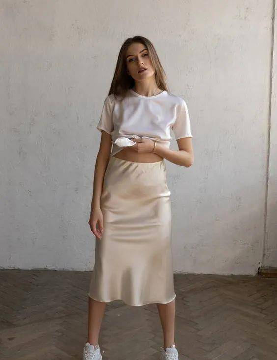 下岗|渣女裙下岗了！2021最流行穿“仙女缎面裙”，好看又高级！