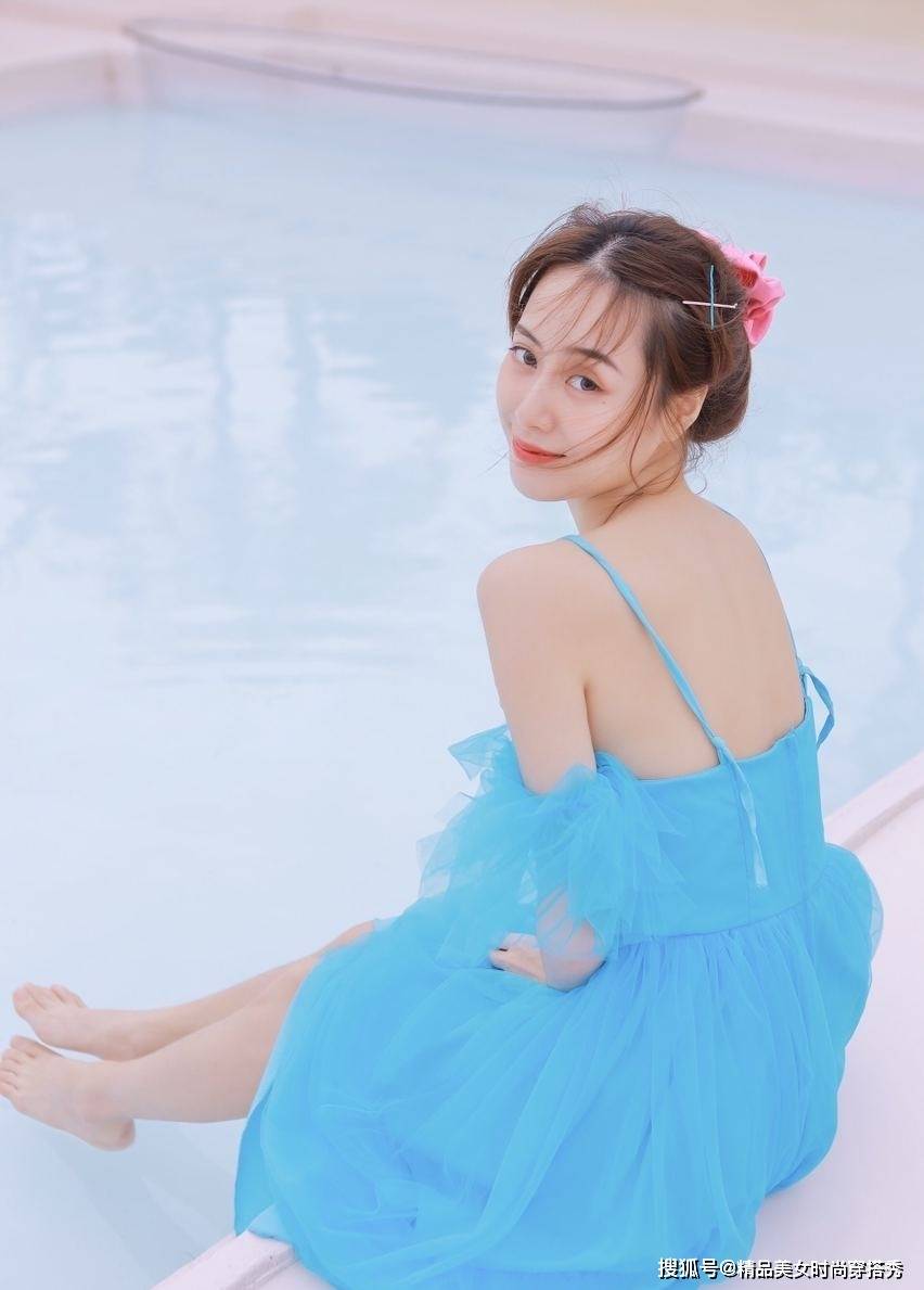 身材|一袭蓝色吊带裙甜美减龄，让你时刻都能显瘦