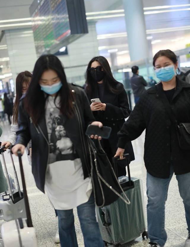 中性|朱珠婚后有点胖,这么宽松的衣服都被撑起来了,侧身肚子更有肉感