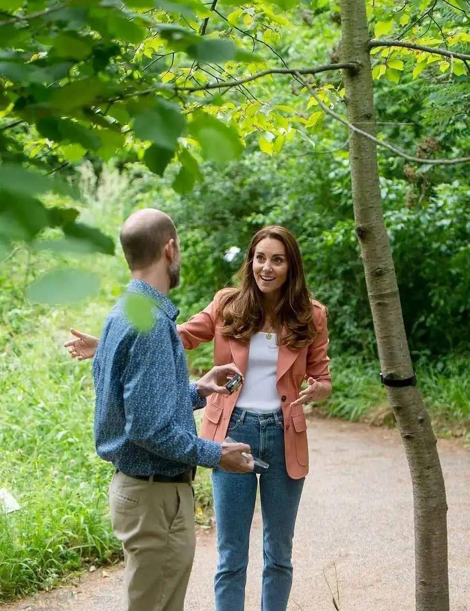 饱和度|凯特王妃“放大招”,连穿温柔粉赢好感,配小白鞋就美成C位