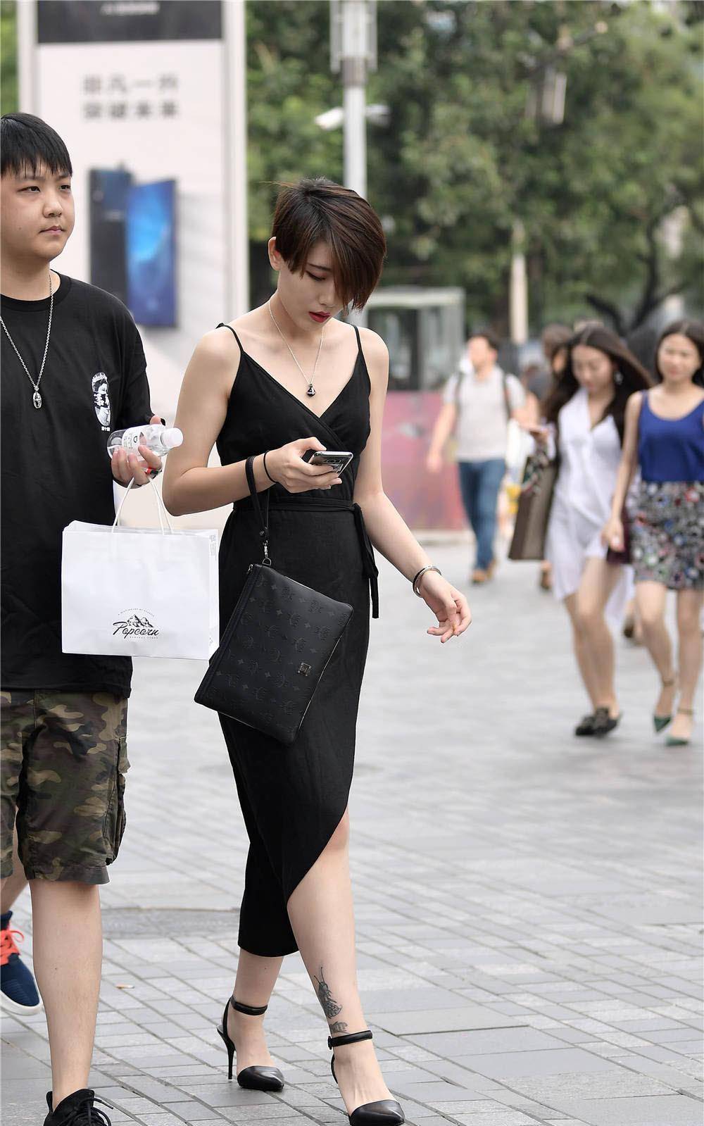 身材|黑色尖头细跟鞋，搭配吊带连衣长裙，不规则的宽松裙摆，优雅大气