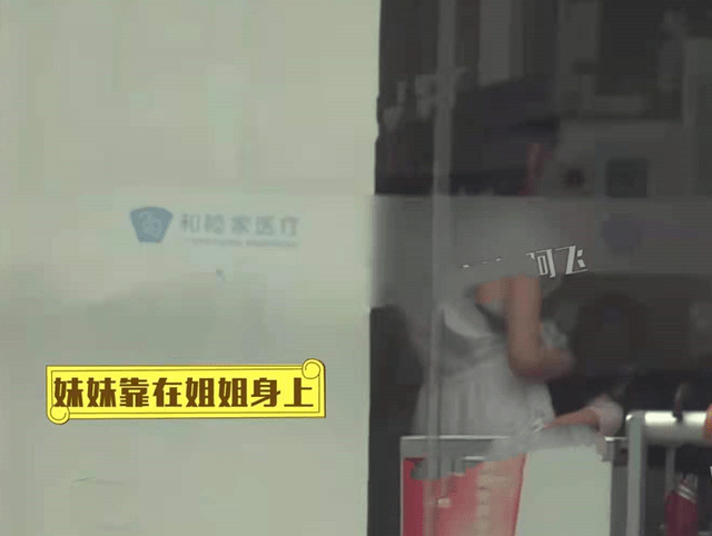 马伊琍|45岁马伊琍私下打扮太清凉！穿无痕小背心出街真随意，暴瘦像竹竿？
