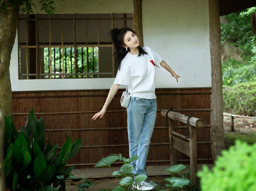 景甜|31岁景甜单身后变胖，罕见紧身衣显“沙漏型”身材，这打扮学不来