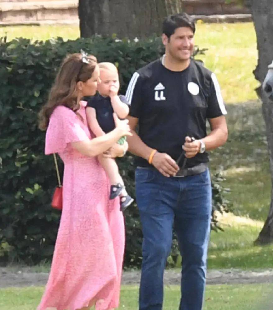 饱和度|凯特王妃“放大招”,连穿温柔粉赢好感,配小白鞋就美成C位