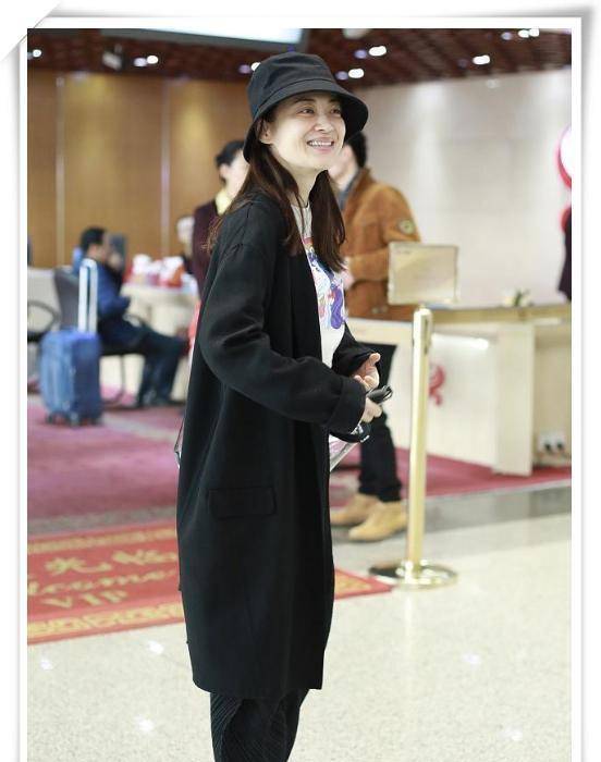 黑色|梅婷素颜现身街头，穿着普通并不起眼，但全身都散发优雅气质