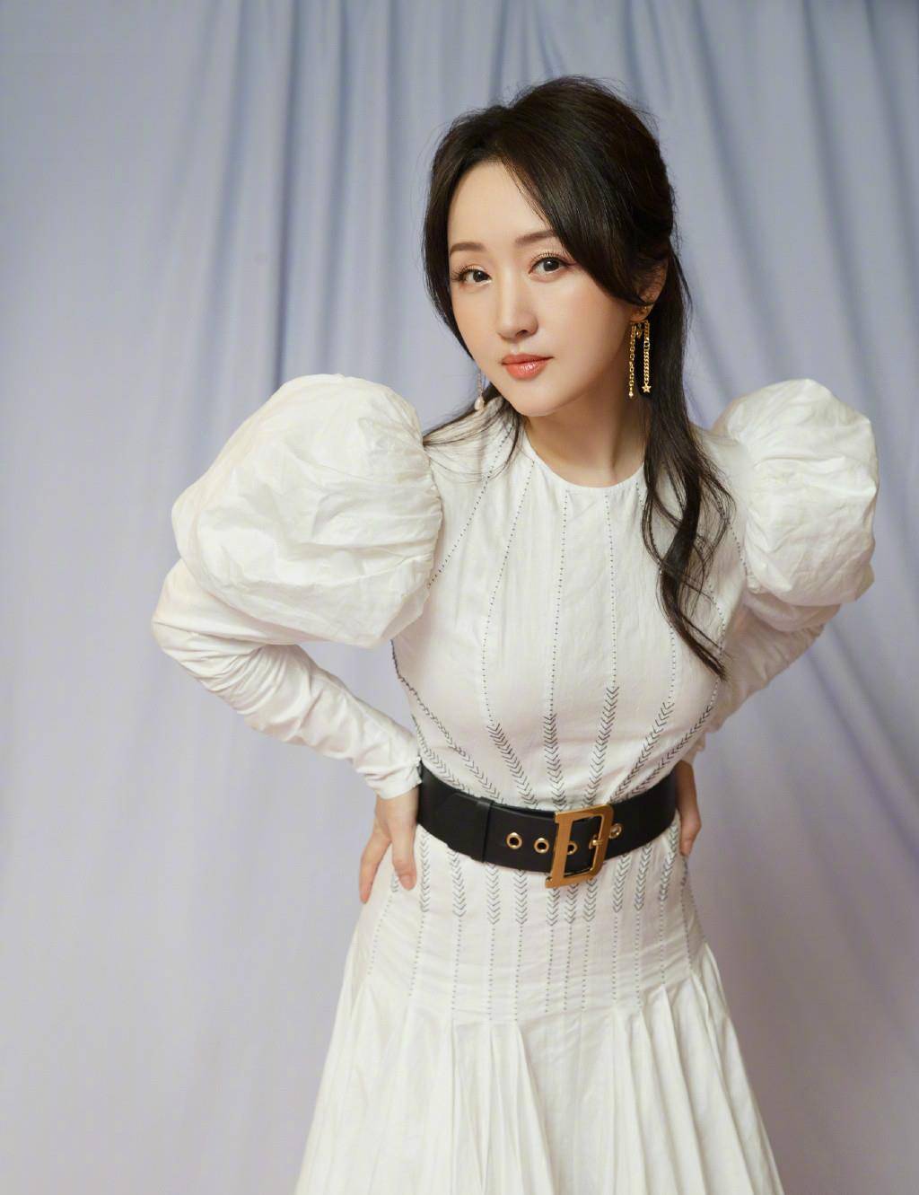 身材|杨钰莹不安分，49岁扎丸子头强凹少女感，“胯宽”却让她显胖不少