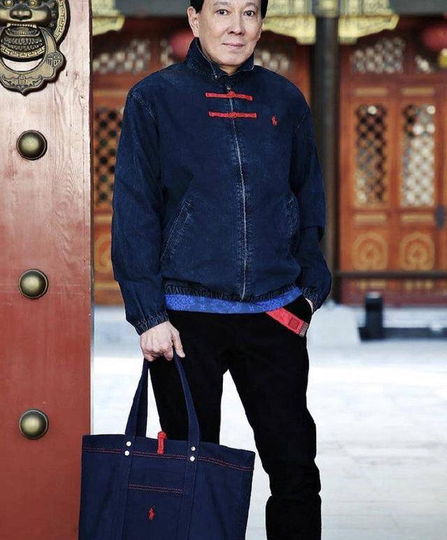 设计|陈冠希首次晒爸爸近照!老爷子穿衣时髦脸上没皱纹,比儿子显年轻