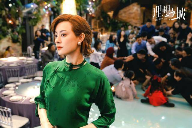 廓形|孙俪新剧放飞自我,穿旗袍烫波浪卷扮“邦女郎”,骨子里透着自信