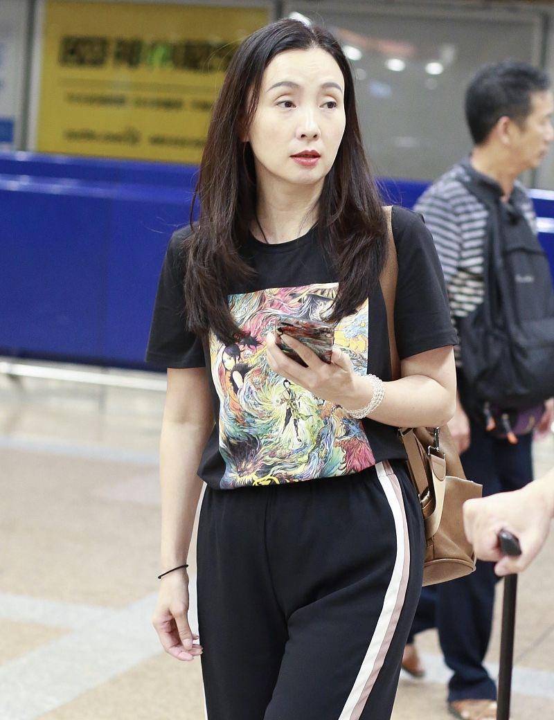 身材|在机场拍到陶虹，穿衬衫扎腰突出小肚子，身材是有赘肉但气质好！