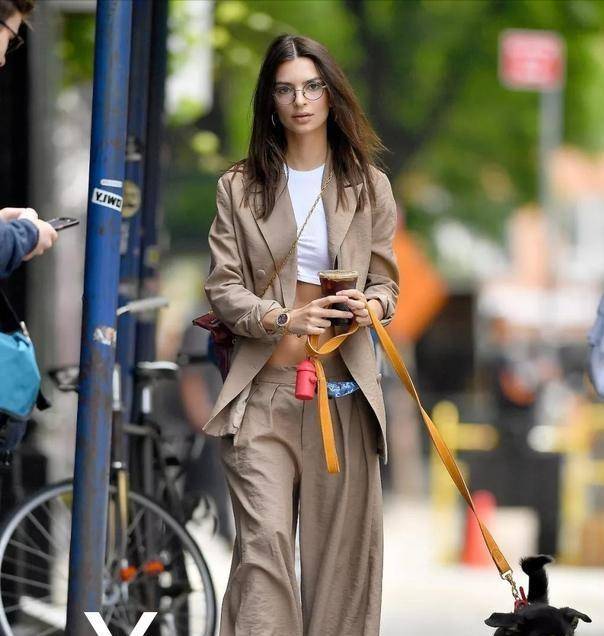 颜色|今夏流行一种穿法叫:“阔腿裤+运动鞋”,显瘦百搭,谁穿谁好看