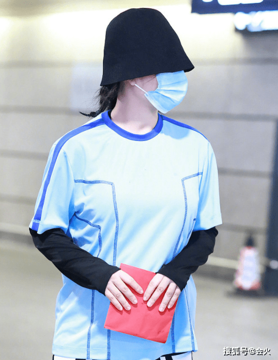 羊角辫|谢娜复工后现身机场，一身运动装搭配拖鞋，扎两个羊角辫活力满满