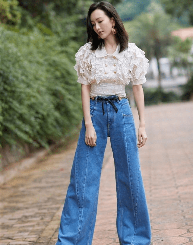 高手|37岁王鸥真是穿搭高手，简单的蕾丝上衣，意外穿出高级感