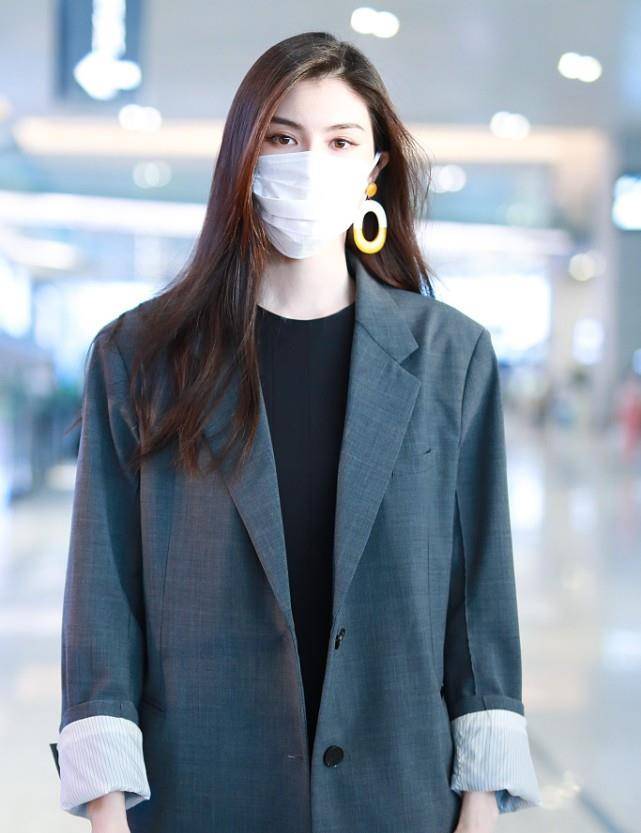 垫肩衬衣推荐 6fef1b0605264914a62749ebe811b05b.jpeg